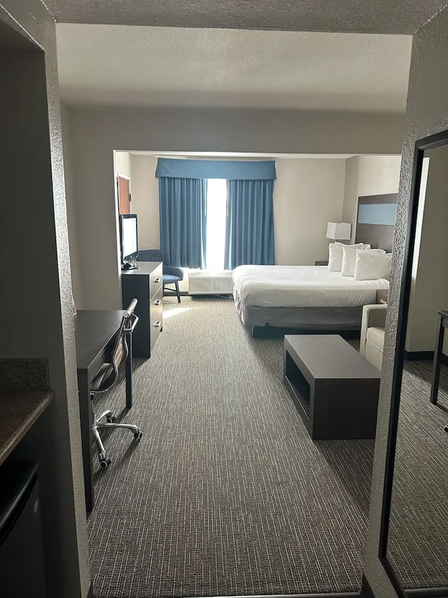 غرفة قياسية بسرير كينج، Wingate by Wyndham Southport 5/8