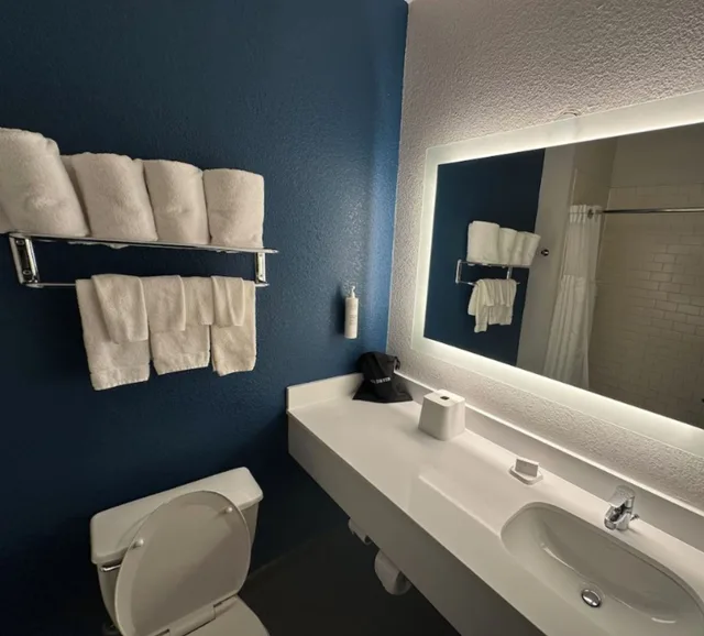 جناح بسرير كينج وسرير كوين بغرفتي نوم، Spark by Hilton Round Rock 2/2
