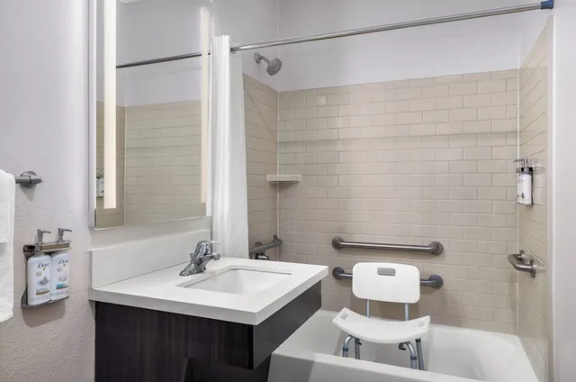 جناح بسرير كوين لذوي الإعاقة، CANDLEWOOD SUITES ALEXANDRIA 7/9