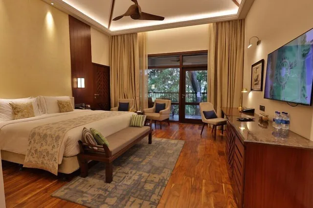 كوخ غراند فاخر بسرير كينج بإطلالة على البحيرة بشرفة، Taj Wayanad Resort Spa Kerala 3/5
