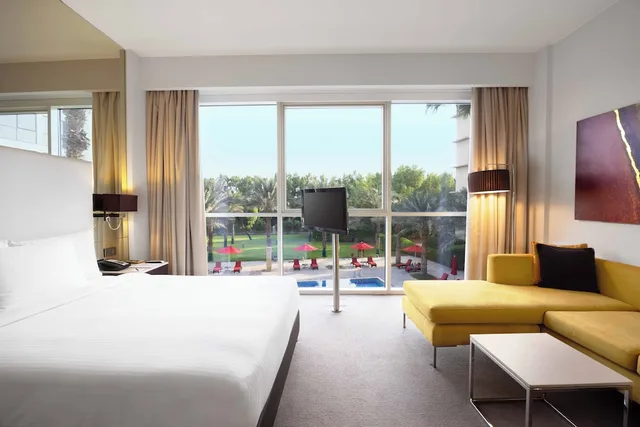 استوديو بسرير كوين بإطلالة على المسبح بمطبخ صغير، Centro Sharjah Rotana 4/9