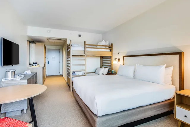 Room, King Bed, Bunk Bed, Gulf Front, Bathtub، The Lodge At Gulf State Park A Hilton Hotel 1/10
