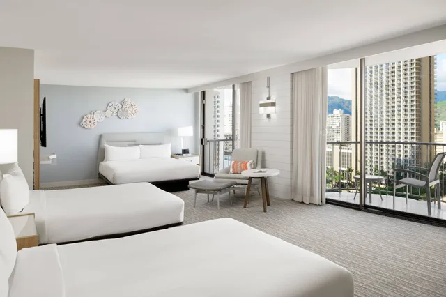 جناح جونيور عائلي بسرير كينج وسريرين مزدوجين بإطلالة على المدينة بشرفة، Waikiki Beach Marriott Resort and Spa 2/7
