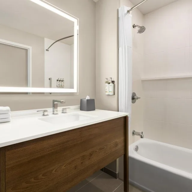 جناح بغرفة نوم واحدة مع أريكة، STAYBRIDGE SUITES MIAMISBURG 3/5
