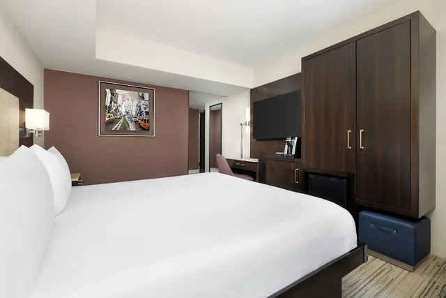 Room, King Bed, Partial Times Square View، Hilton Garden Inn New York/Times Square Central 5/10