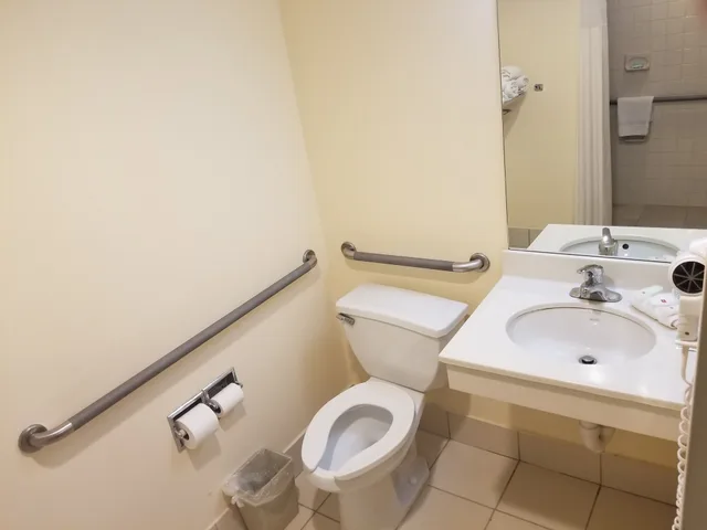 غرفة بسرير كينج لذوي الإعاقة، Clarion Hotel Somerset - New Brunswick, NJ 2/2