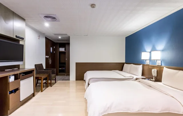 غرفة رباعية بسرير مزدوج وسريرين منفصلين، MF Hotel Penghu 1/2