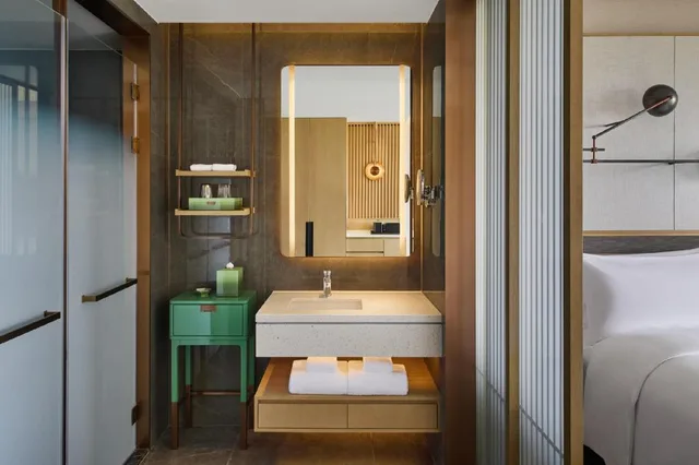 غرفة بسرير كينج بإطلالة على الفناء، Suzhou Marriott Hotel Yangcheng Lake 4/4