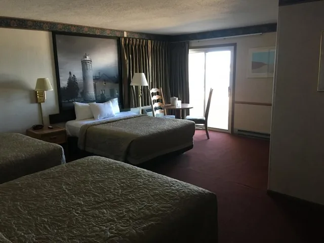 غرفة عائلية بسريرين كوين بإطلالة على البحيرة بشرفة، Super 8 by Wyndham Mackinaw City/Beachfront Area 2/2
