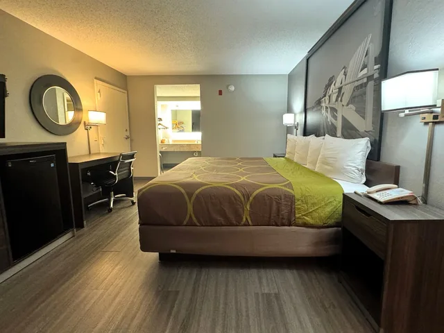 غرفة قياسية بسرير كينج للمدخنين، Super 8 by Wyndham Diberville Biloxi Area 1/10