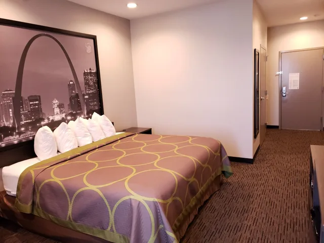 جناح استوديو بسرير كينج، Super 8 by Wyndham St. Louis North 1/3