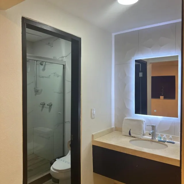 جناح بسرير كوين، Hotel Velario 6/10