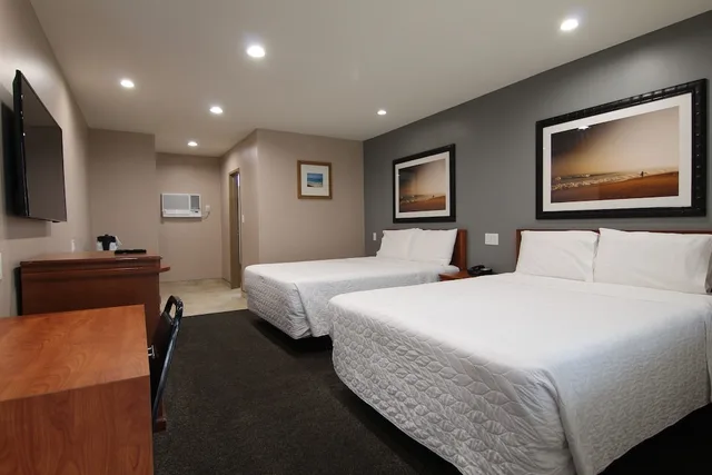 Standard, 2 Queen Beds, Dunes Inn Wilshire 1/3