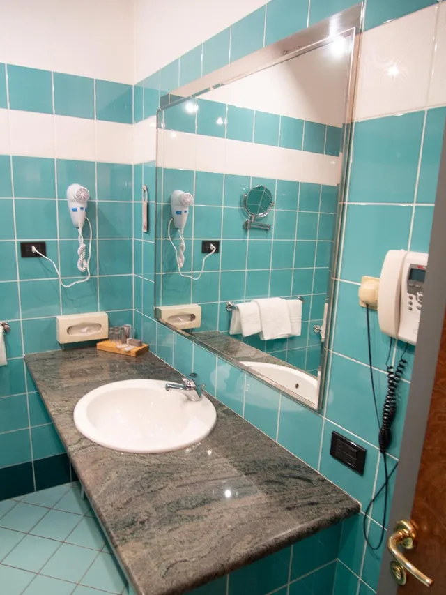 جناح جونيور، Hotel Tessarin 3/5