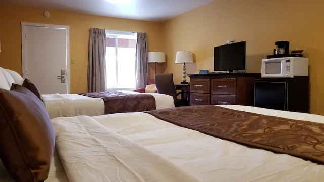 Standard, 2 Queen Beds, Forks Motel 1/5