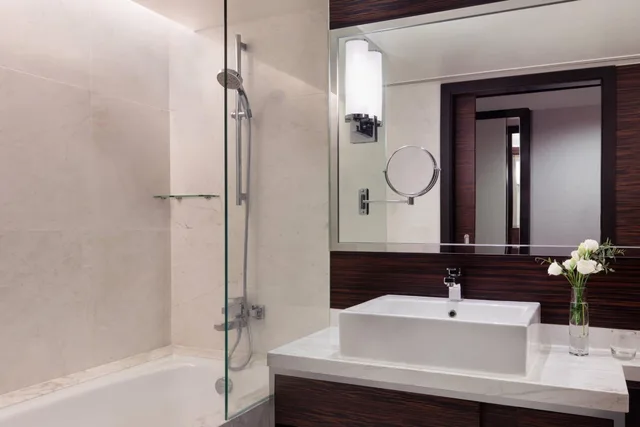 غرفة تنفيذية بسريرين مزدوجين بإطلالة على البحر مع دخول الصالة، Hong Kong Skycity Marriott Hotel 4/4