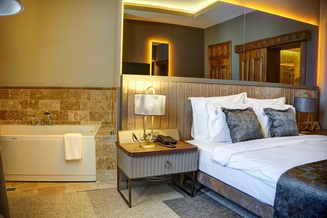 Deluxe, King Bed, Four Mansions Hotel 3/6