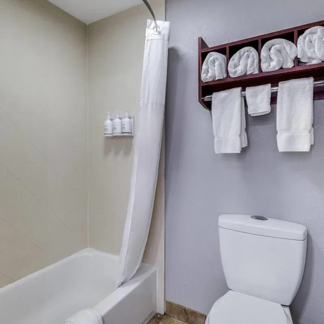 غرفة تنفيذية بسرير كينج، La Quinta Inn & Suites by Wyndham Louisville East 9/10