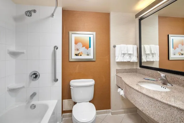 غرفة بسرير كينج، Fairfield Inn And Suites Toronto Airport 1/2