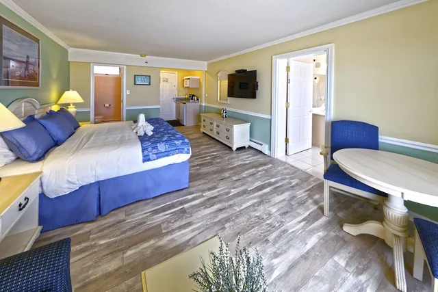 جناح استوديو بسرير كينج بإطلالة على البحر بشرفة، Drifting Sands Oceanfront Hotel 5/10