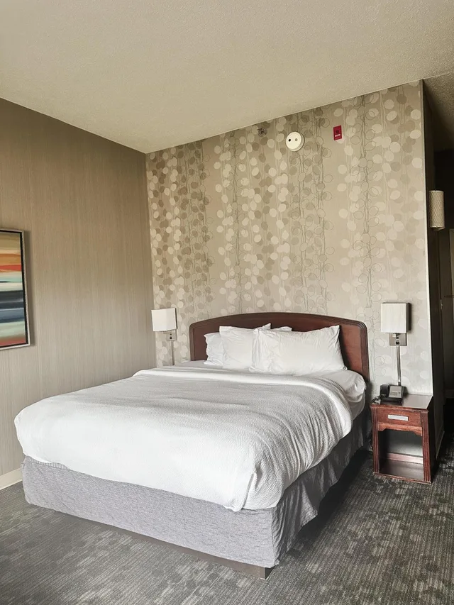 غرفة بسرير كينج بحوض استحمام لذوي الإعاقة، Country Inn & Suites by Radisson, Columbus-Edinburgh 1/10