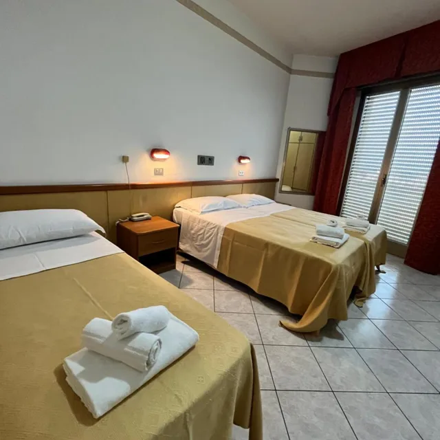 غرفة ثلاثية بإطلالة على البحر، Hotel Columbia Frontemare 5/10