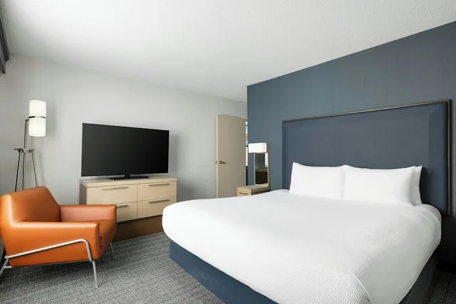 1 Bedroom, Suite, King Bed, Sofa, Courtyard by Marriott Concord 1/2