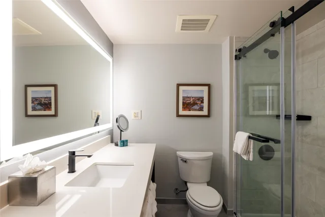 جناح استوديو بسرير كينج مع أريكة، DoubleTree by Hilton Hotel Savannah Airport 9/10