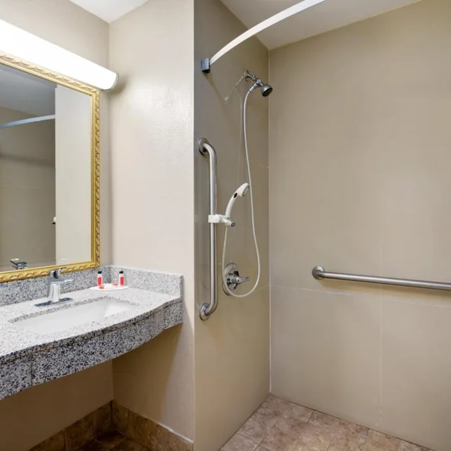 غرفة بسرير كينج لذوي الإعاقة، Super 8 by Wyndham Lexington/Hamburg Area 4/4