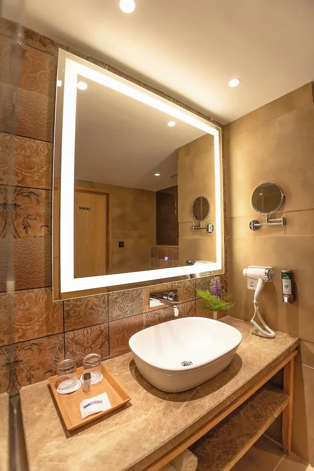 Luxury, Suite, King Bed, Balcony, Presidium Sarovar Premiere Dalhousie 3/4