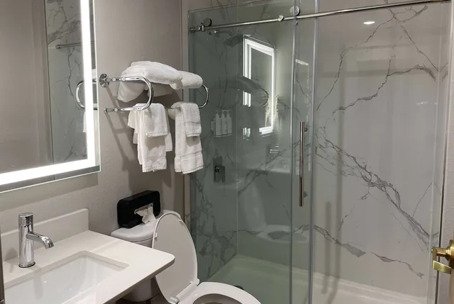 غرفة بسريرين كوين لذوي الإعاقة، Microtel Inn Suites By Wyndham Newport News Airport 2/3