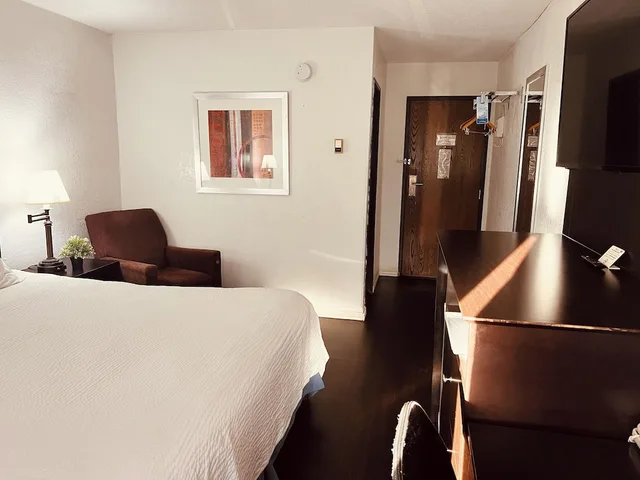غرفة بسرير كينج لذوي الإعاقة، Travelodge By Wyndham Valleyfair Shakopee 5/7