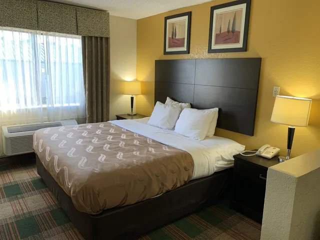 غرفة قياسية بسرير كينج للمدخنين، Quality Inn Montgomery South 1/3