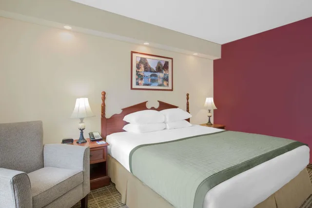Standard, King Bed, Baymont by Wyndham Tuscaloosa 3/10