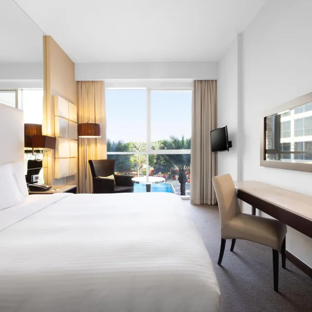 غرفة بسرير كينج وسرير كوين بإطلالة على المسبح، Centro Sharjah Rotana 1/5