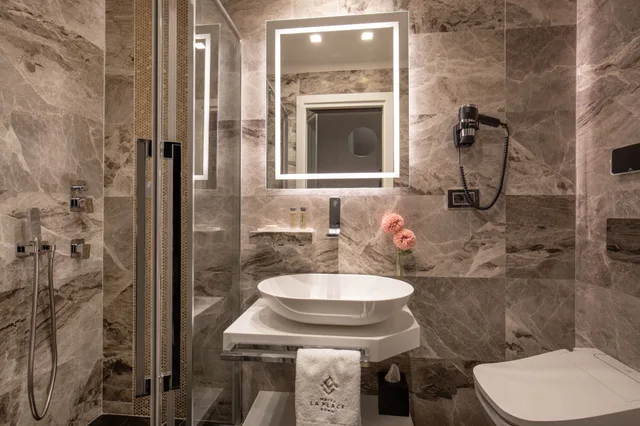 غرفة كلاسيكية بسرير كوين بشرفة، Hotel la Place Roma 2/2