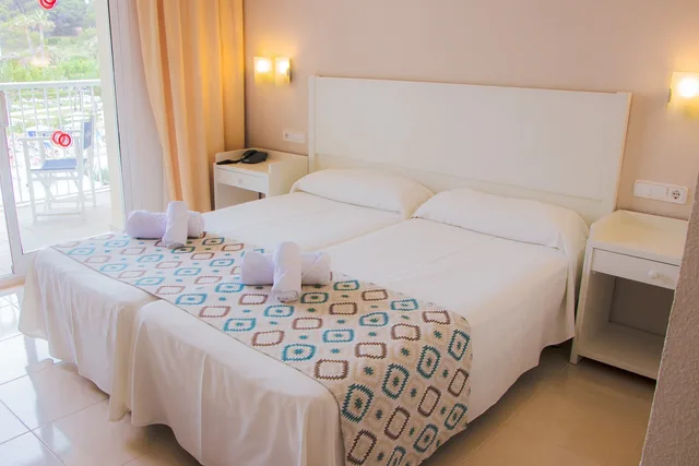 غرفة بسرير مزدوج أو سريرين منفصلين بإطلالة على المسبح بغرفة نوم واحدة، Club Hotel Aguamarina 3/6