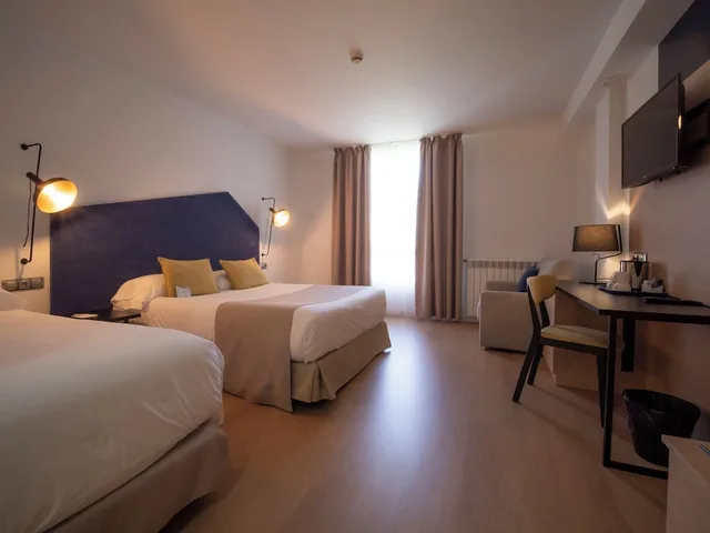 غرفة رباعية بسريرين منفصلين مع أريكة، Hotel Roc Meler 1/4