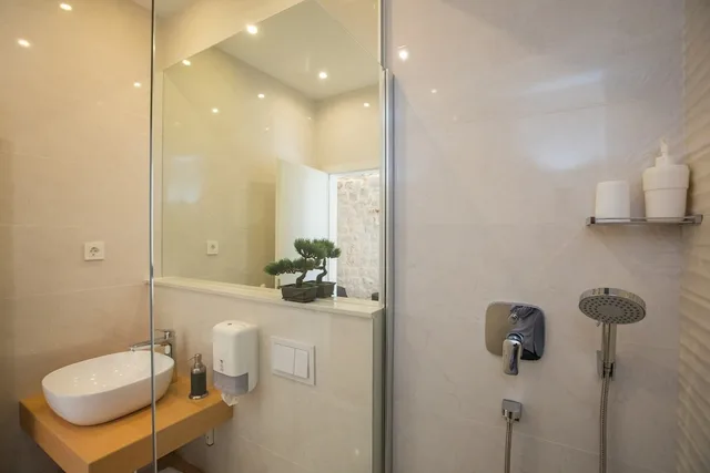 جناح ديلوكس بسرير كوين بشرفة، Scalini Palace 5/5