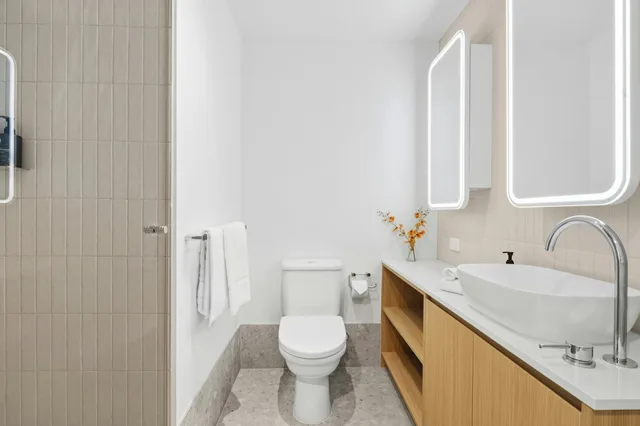 3 Bedrooms, Apartment, Oaks Melbourne on Lonsdale Suites 4/5