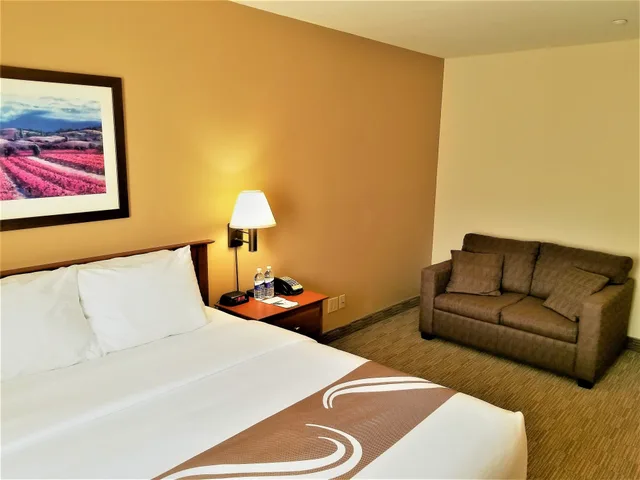 غرفة قياسية بسرير كوين مع أريكة، Quality Inn Airport Dieppe 4/10