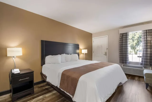 غرفة قياسية بسرير كينج لذوي الإعاقة، Quality Inn Decherd - Winchester 2/3
