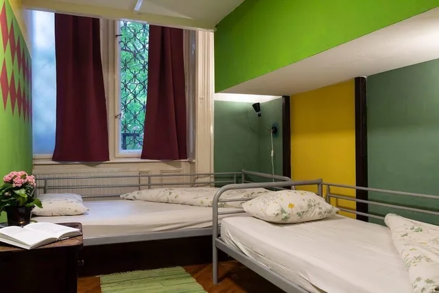 غرفة كومفورت بسرير كوين وسرير فردي بحمام مشترك، Baroque Hostel Budapest 2/3