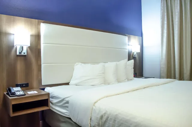 غرفة بسرير كينج مع أريكة، Best Western Plus First Coast Inn & Suites 3/8
