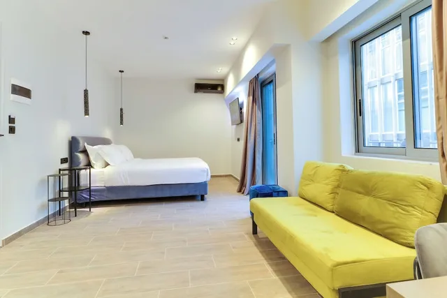 جناح رئاسي بسرير كوين بإطلالة على المدينة بشرفة مع أريكة، ABOV Acropolis 2/2