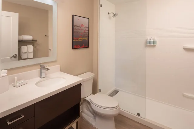 جناح بسرير كوين بغرفة نوم واحدة مع أريكة، TownePlace Suites by Marriott Miami Kendall West 6/8