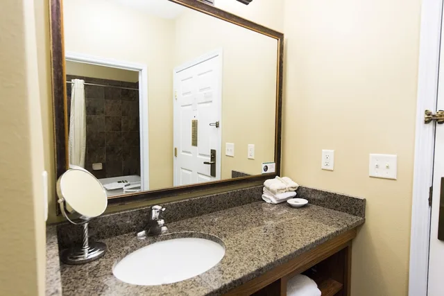 غرفة بسرير كينج وسرير كوين بغرفتي نوم، Bridges Bay Resort 3/6