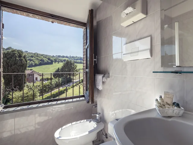 غرفة رباعية بسرير مزدوج مع أريكة، Hotel Villa Montegranelli 9/10