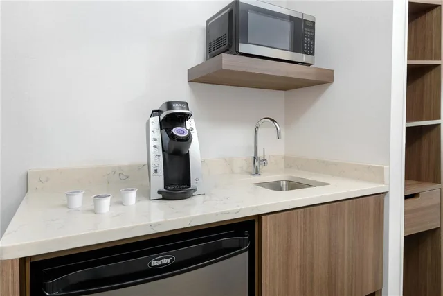 جناح جونيور بسرير كينج مع أريكة، Hilton Garden Inn Buffalo Airport 3/4