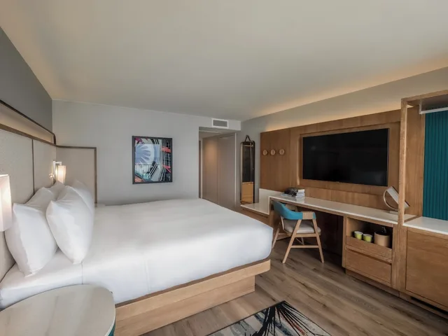 غرفة بريميوم بسرير كينج وسريرين مزدوجين، Crowne Plaza Resort Guam 2/10